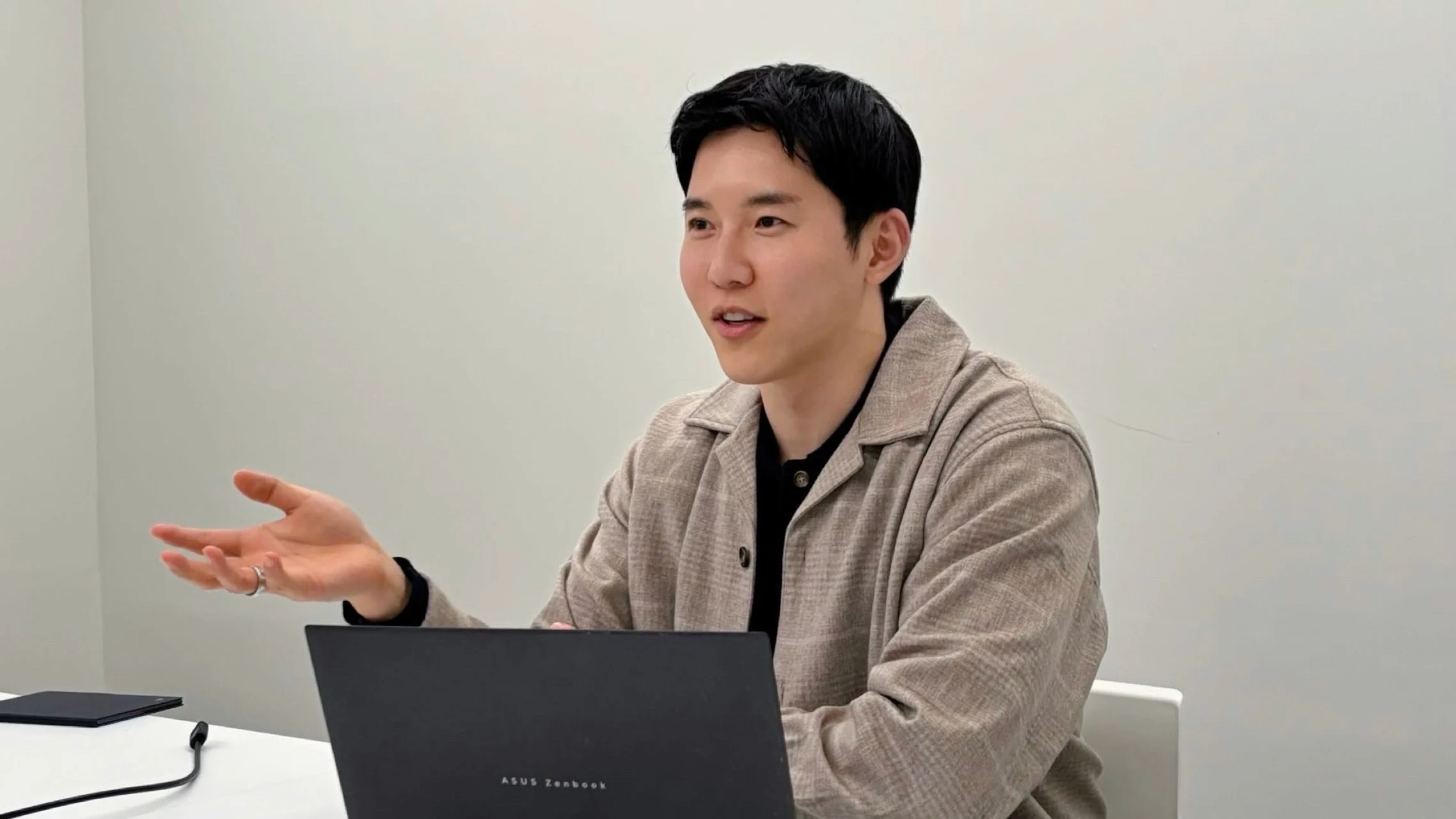 손짓을 하며 하이퍼페이지 도입 이유를 설명하는 드코어(DECORE) Jason 대표